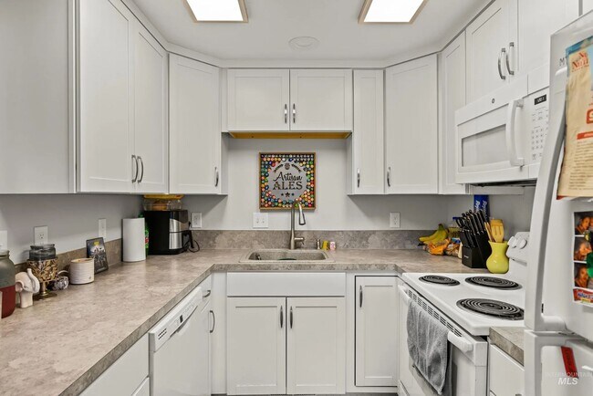 Foto del edificio - Completely Remodeled 2 bedroom Duplex with...