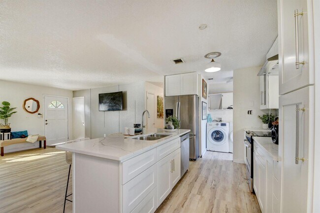 Building Photo - 5710 Driftwood St