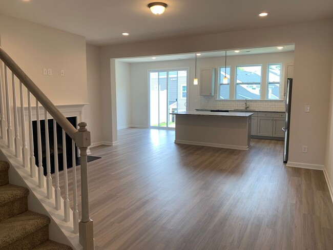 Building Photo - Gorgeous 3 Bed | 2.5 Bath Townhouse in Fuq...