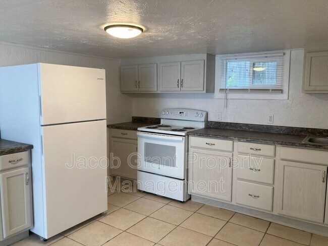 Building Photo - 204 6th St