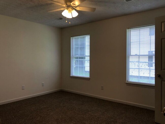Foto del edificio - 209 Hallie Irvine St, Richmond, KY 40475