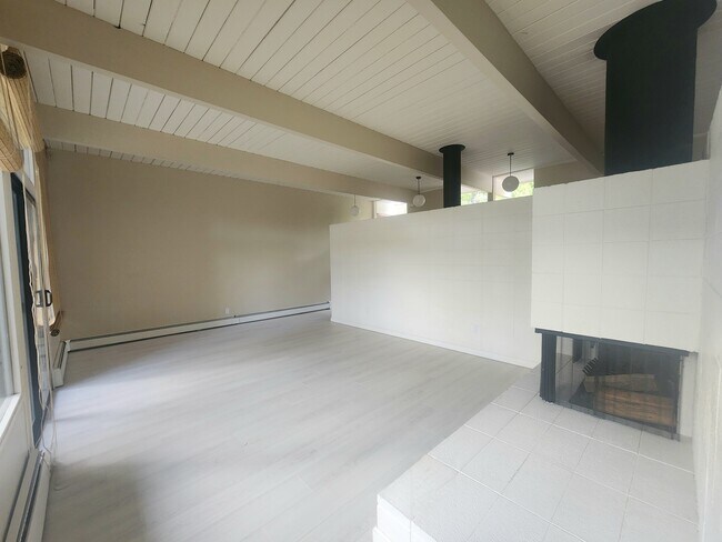 Foto del edificio - 721 Las Colindas Rd