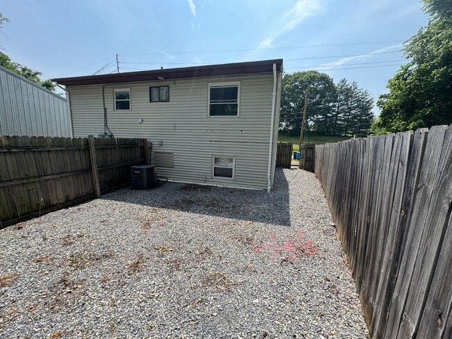 Building Photo - 2127 Hollins Rd NE