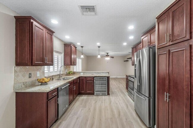 Building Photo - 10425 Buena Ventura Dr
