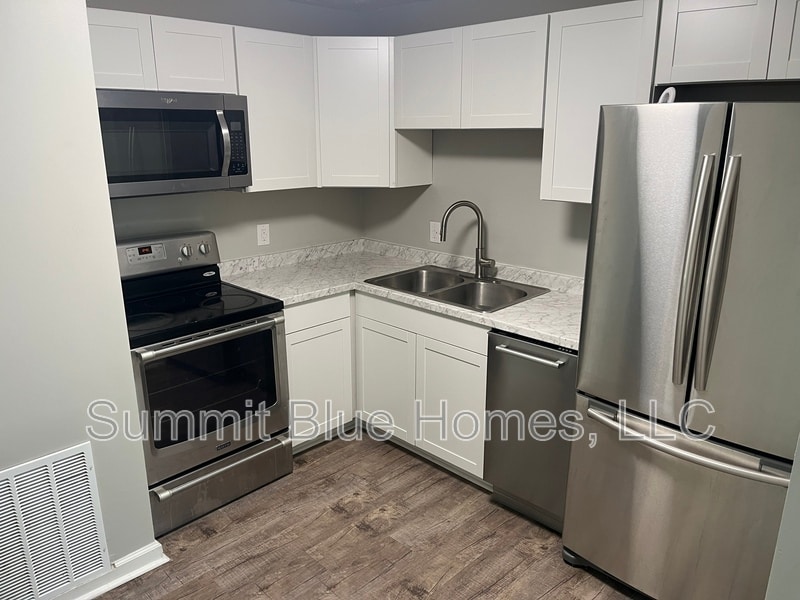 Photo - 555 N Dupont Ave