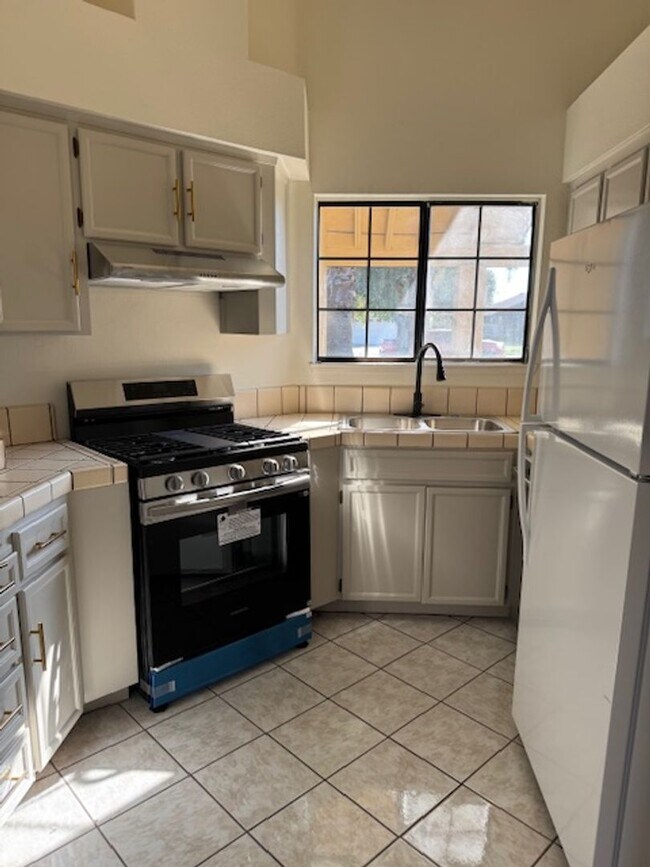 Foto del edificio - MOVE IN SPECIAL - Available Now - Charming...