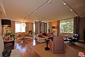 Building Photo - 412 N Palm Dr