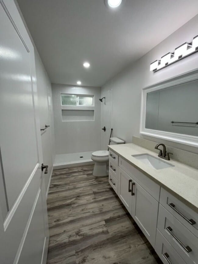 Building Photo - 3 bedrooms/ 2 baths on the ground level Duplex