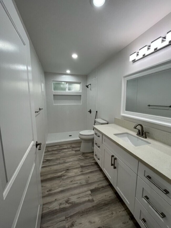 Foto del edificio - 3 bedrooms/ 2 baths on the ground level Duplex