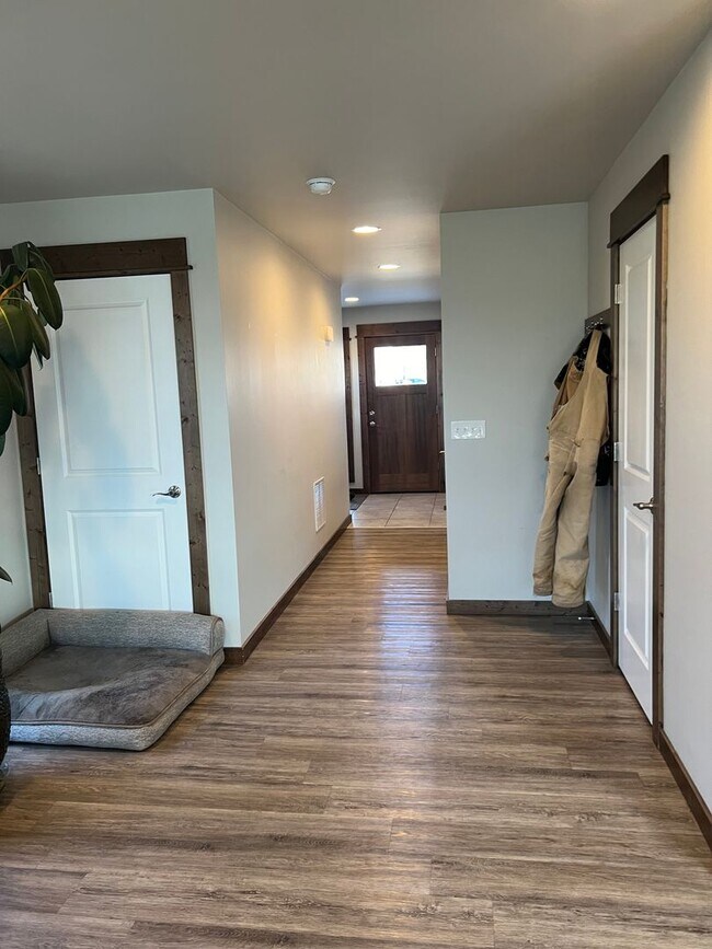 3 Bed 2.5 Bath in Belgrade with attached d... House Rental in