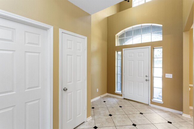 Foto del edificio - 9818 Mossy Tree Ln