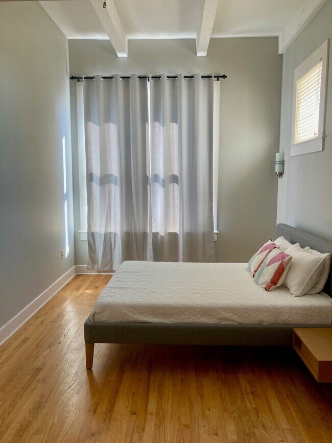 Building Photo - 415 22nd St