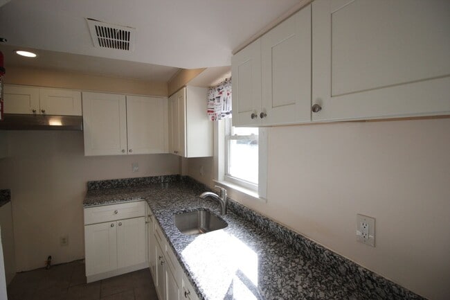 Building Photo - Charming 3BR Townhome in Wilmington