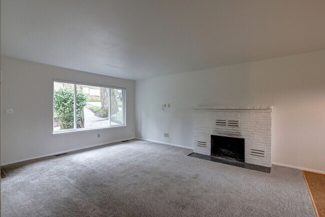 Foto del edificio - Classic Bellevue 3bd, 1.5ba Rambler Located in Perfect Enatai Location!