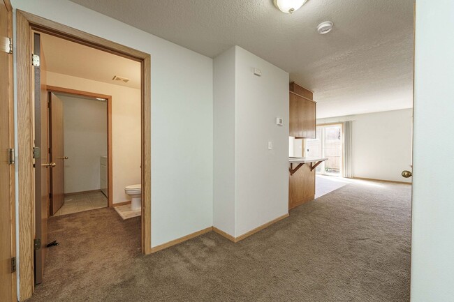 Foto del edificio - Comfortable 3-Bedroom Townhouse with A/C, ...