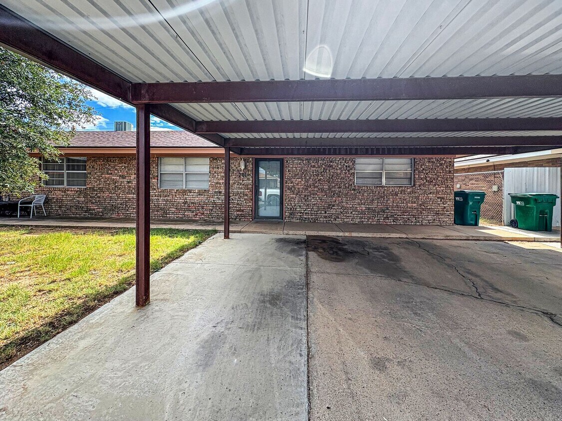 Foto principal - 701-703-703 E Sunset Cir