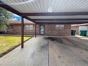 Building Photo - 701-703-703 E Sunset Cir