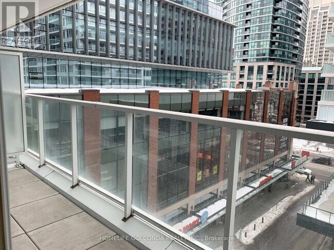 Photo du bâtiment - 17 Bathurst St
