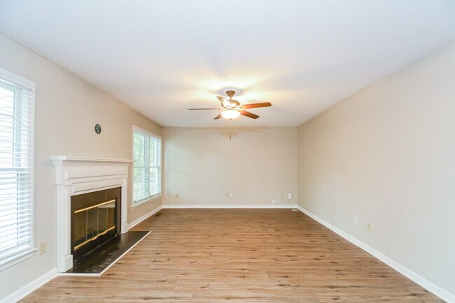 Foto del edificio - 5600 Brookshadow Dr