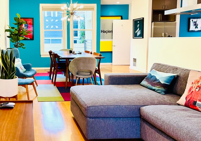 Gran sala de estar abierta y comedor con techos altos, ventanas grandes y mucha luz. - 328 Harriet St