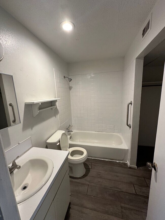 Building Photo - Studio Apartment for Rent!