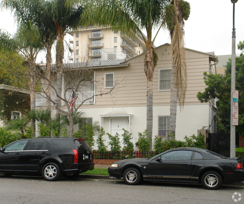 Foto del edificio - 136-138 S Camden Dr