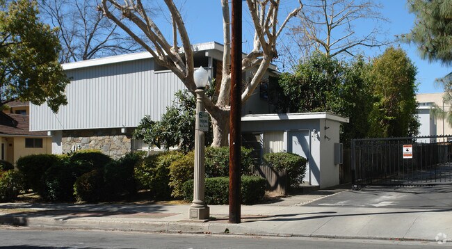 Building Photo - 415 S Oakland Ave