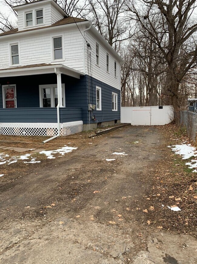 Building Photo - 3 Bedroom Single-Family Home