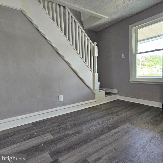 Building Photo - 629 E Quince St