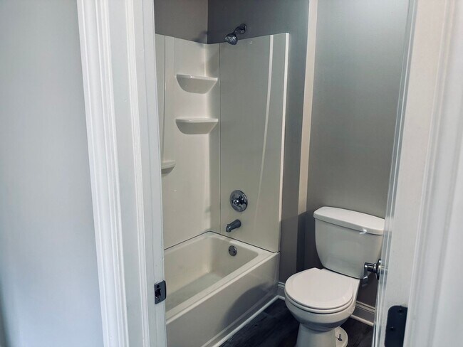 Foto del edificio - 3 Bedroom Raised Ranch--Available Now!