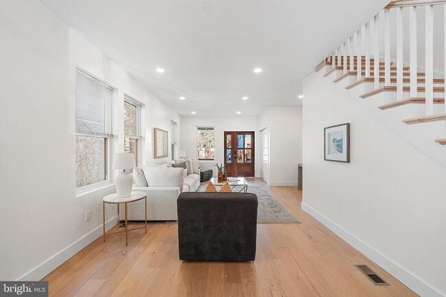 Building Photo - 705 Preston Ave