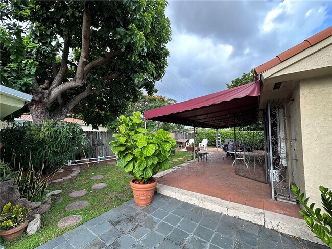 Foto del edificio - 8001 SW 36th Terrace