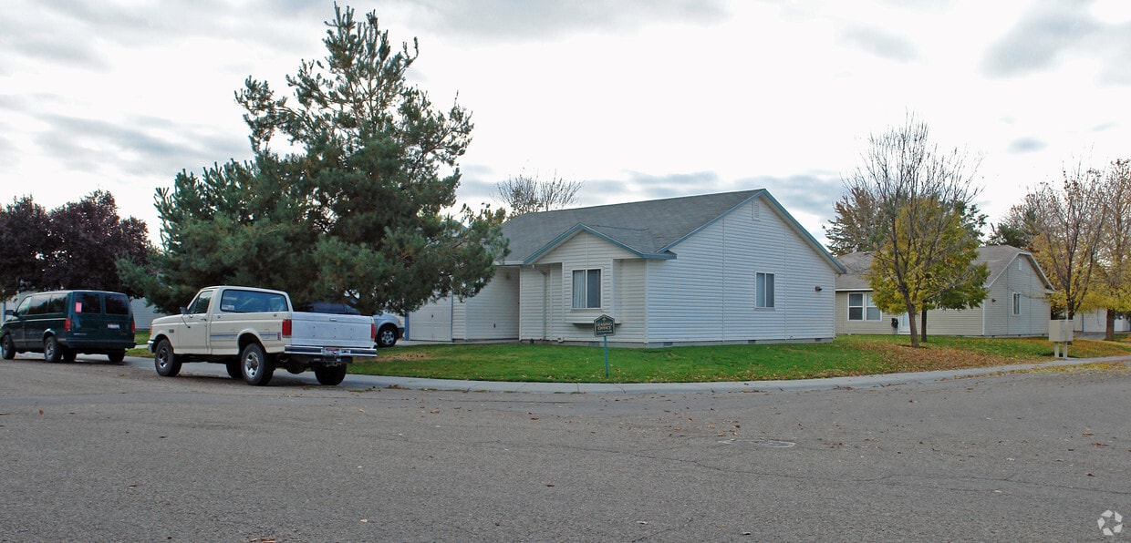 Building Photo - Comstock Apartments
