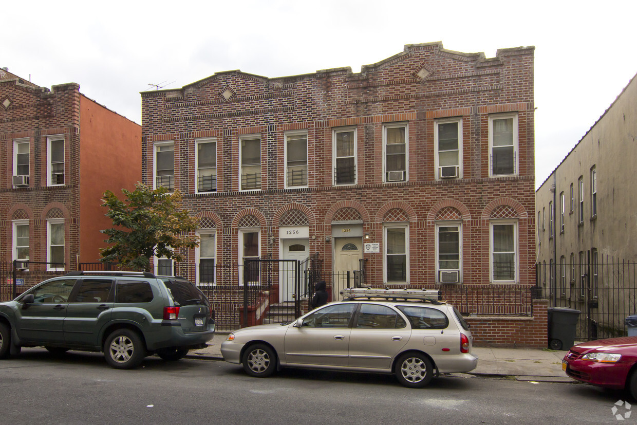 Building Photo - 1256-1528 Stratford Ave