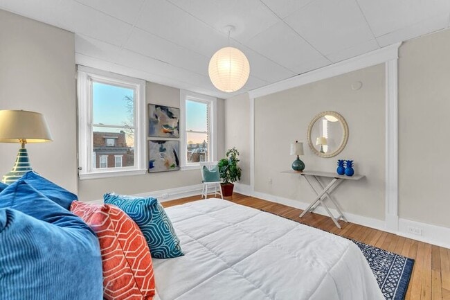 Building Photo - 300 E 30th St