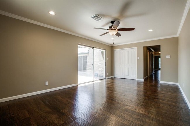 Building Photo - 3829 Crown Shore Dr