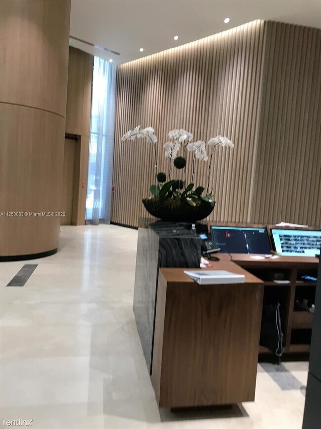 Foto del edificio - 1 br, 1.5 bath Condo - 55 SW 9th St Apt 3009