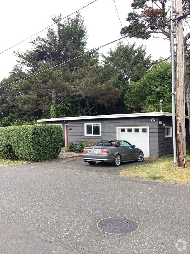 Building Photo - 2320 NW Jetty Ave