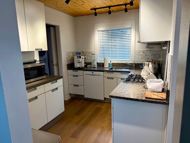 Building Photo - 521 N Oak St