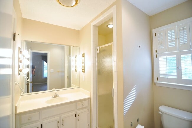 Foto del edificio - Large home with a pool.