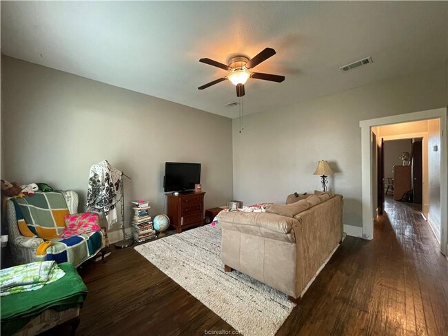 Building Photo - Charming 2 Bed, 1 Bath Duplex for August M...