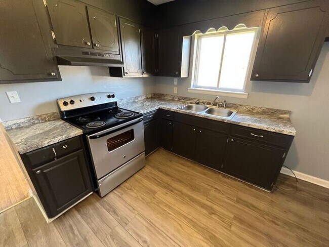 Building Photo - Eloquently Modernized 3 bedroom / 1 full b...