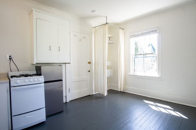Building Photo - Flexible Leases! Corner Single Room in Dar...