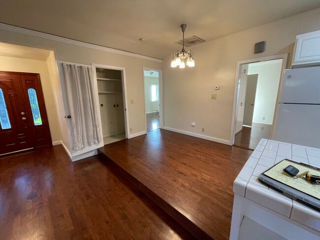 Foto del edificio - 2360 N Windsor Ave