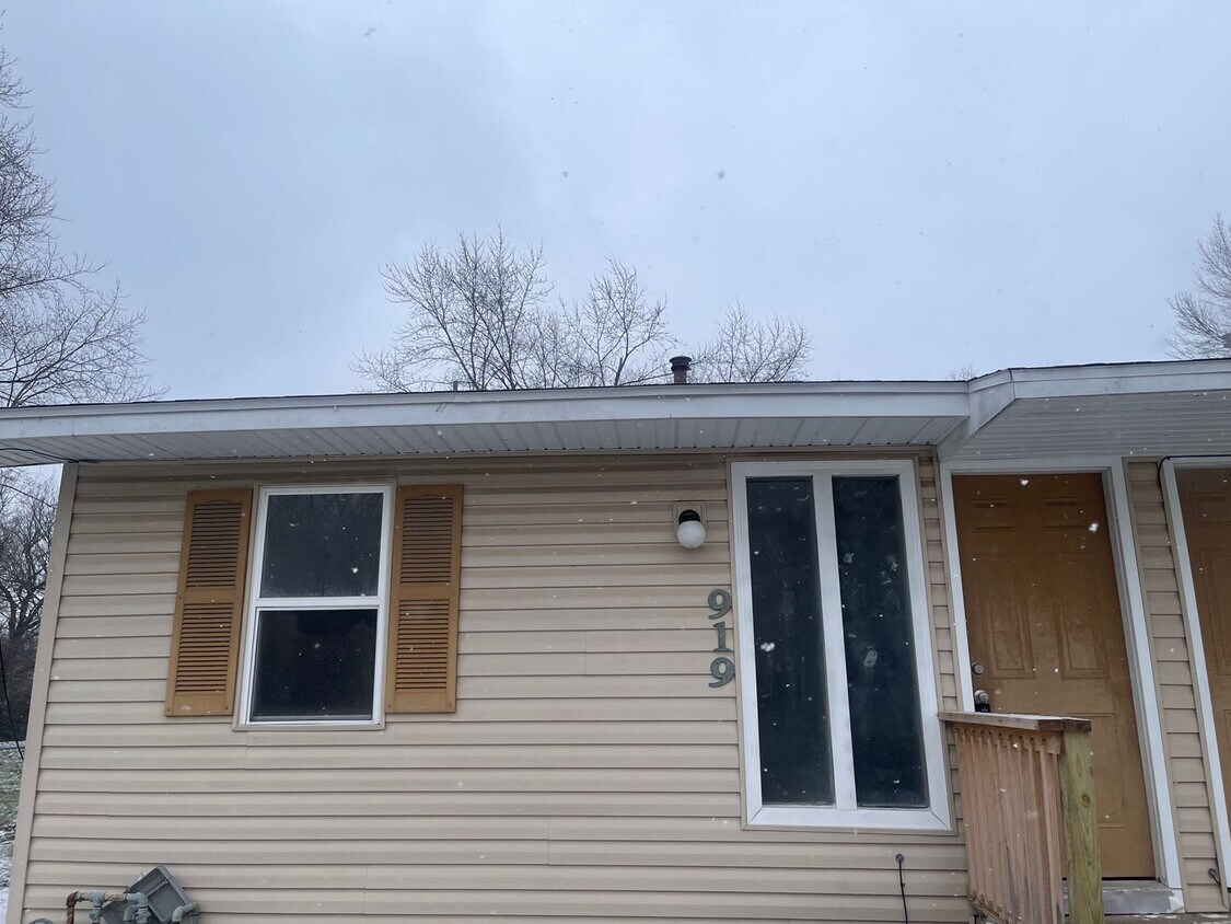 Primary Photo - 2 bedroom 1 bath duplex available now