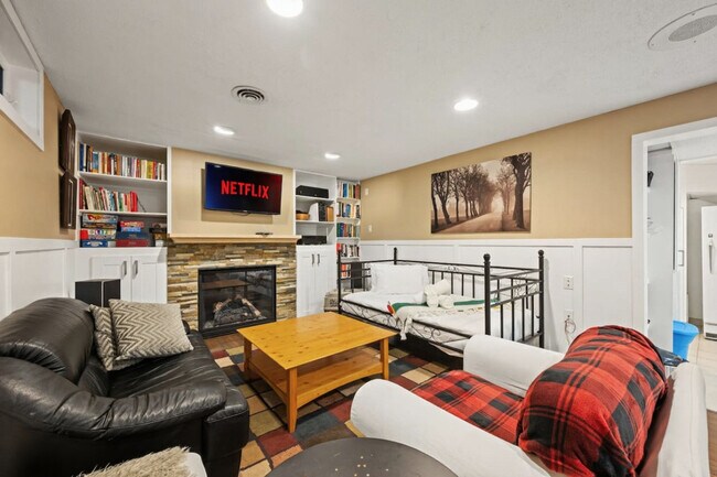 Photo du bâtiment - 8212-8298 98 Ave NW