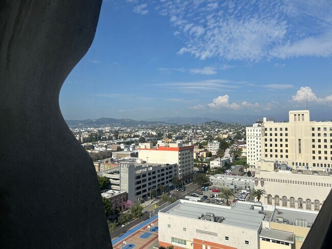 Foto del edificio - 2404 Wilshire Blvd