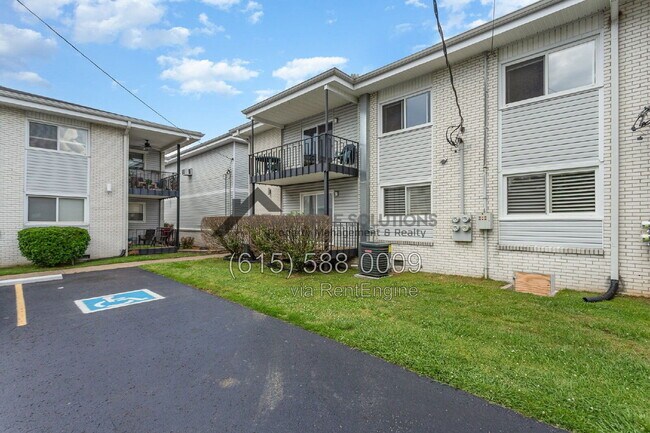 Foto del edificio - 613 Hillsboro Rd