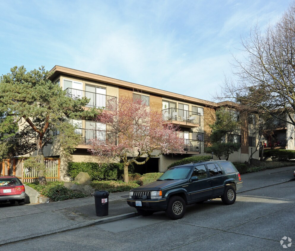 Francis II Apartments in Seattle, WA
