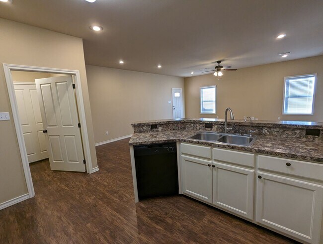 Building Photo - High-end Duplex in Frenship District